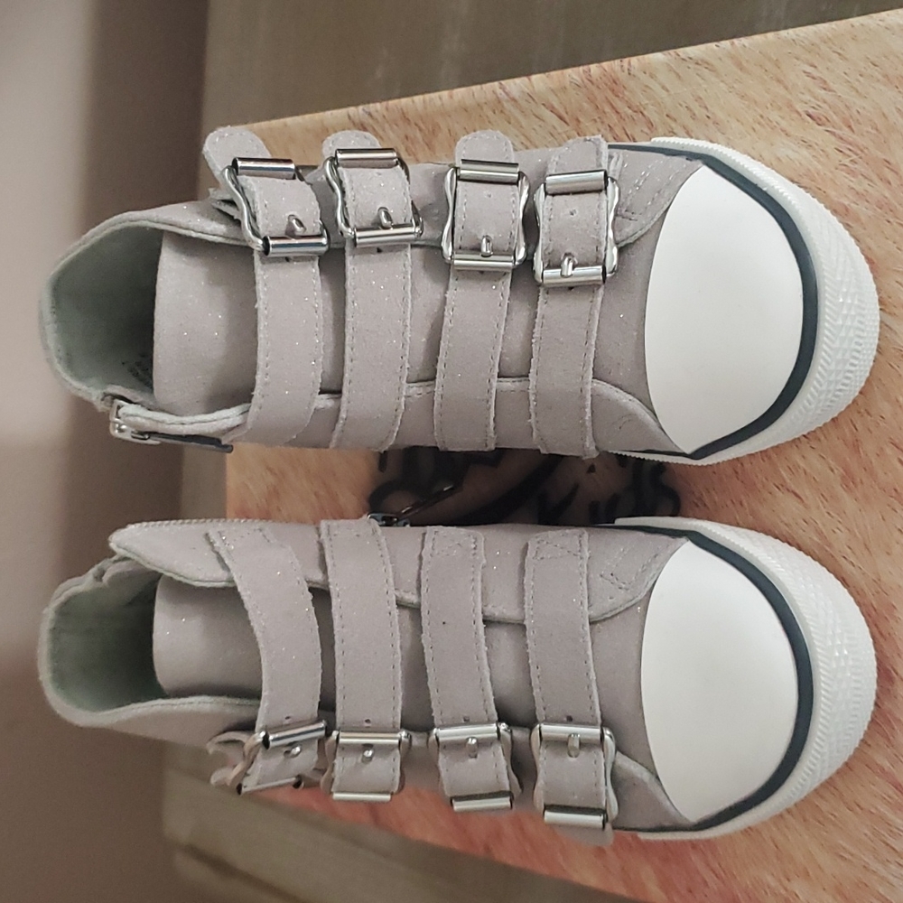 Girl's shoes
